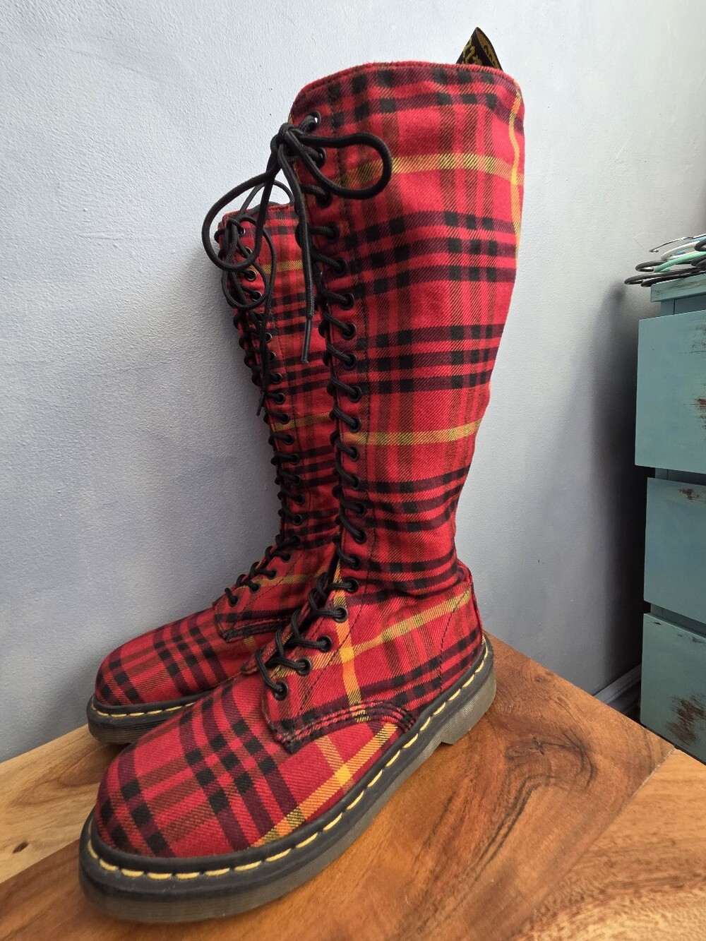 DR. MCMARTENS SHEENA TARTAN 20 EYELET LACE-UP HIGH BOOTS EUR 39,